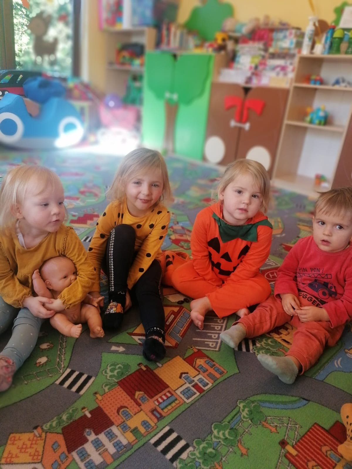 Dzieci podczas zajęć w klubiku