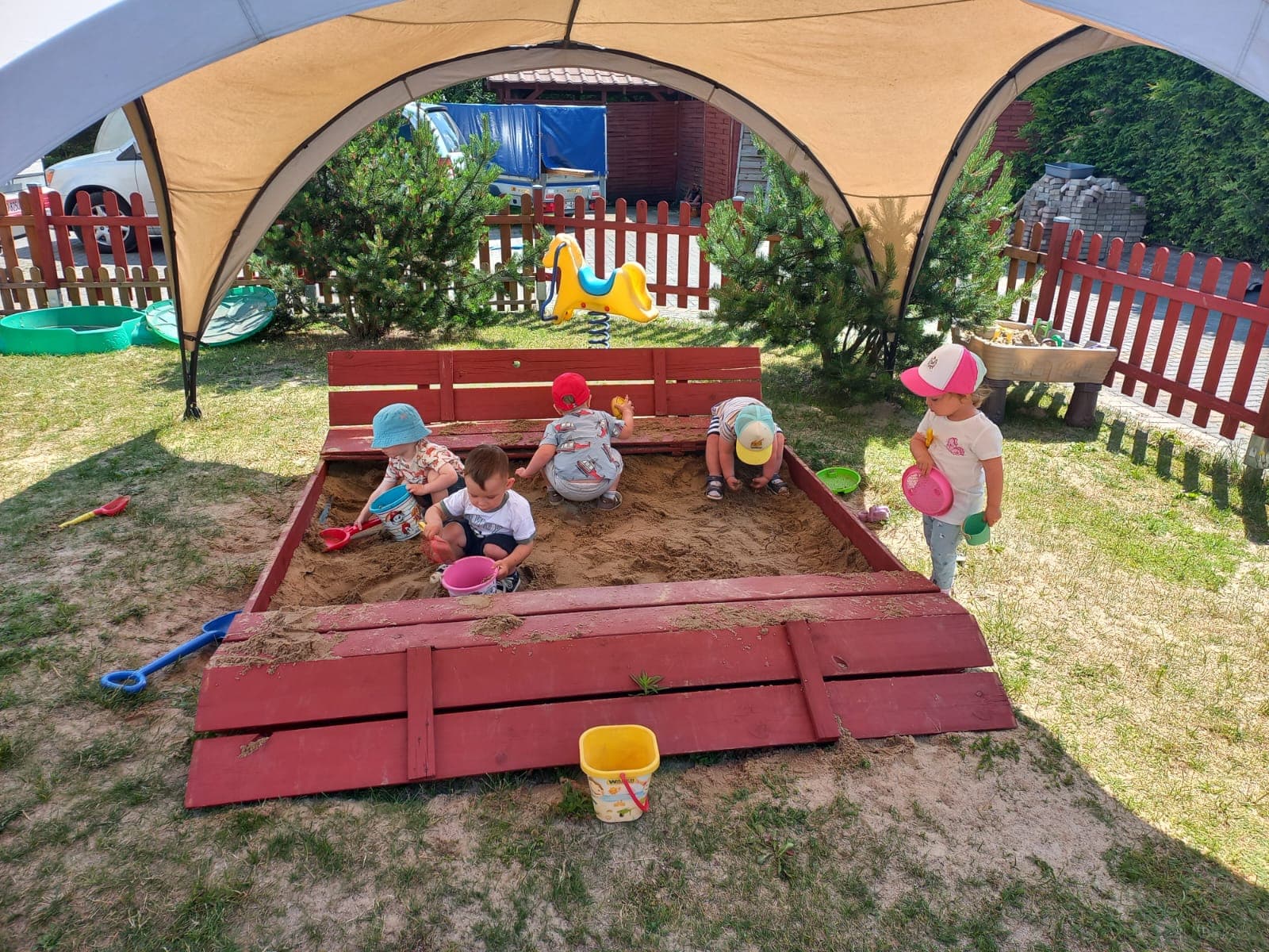 Dzieci podczas zajęć w klubiku