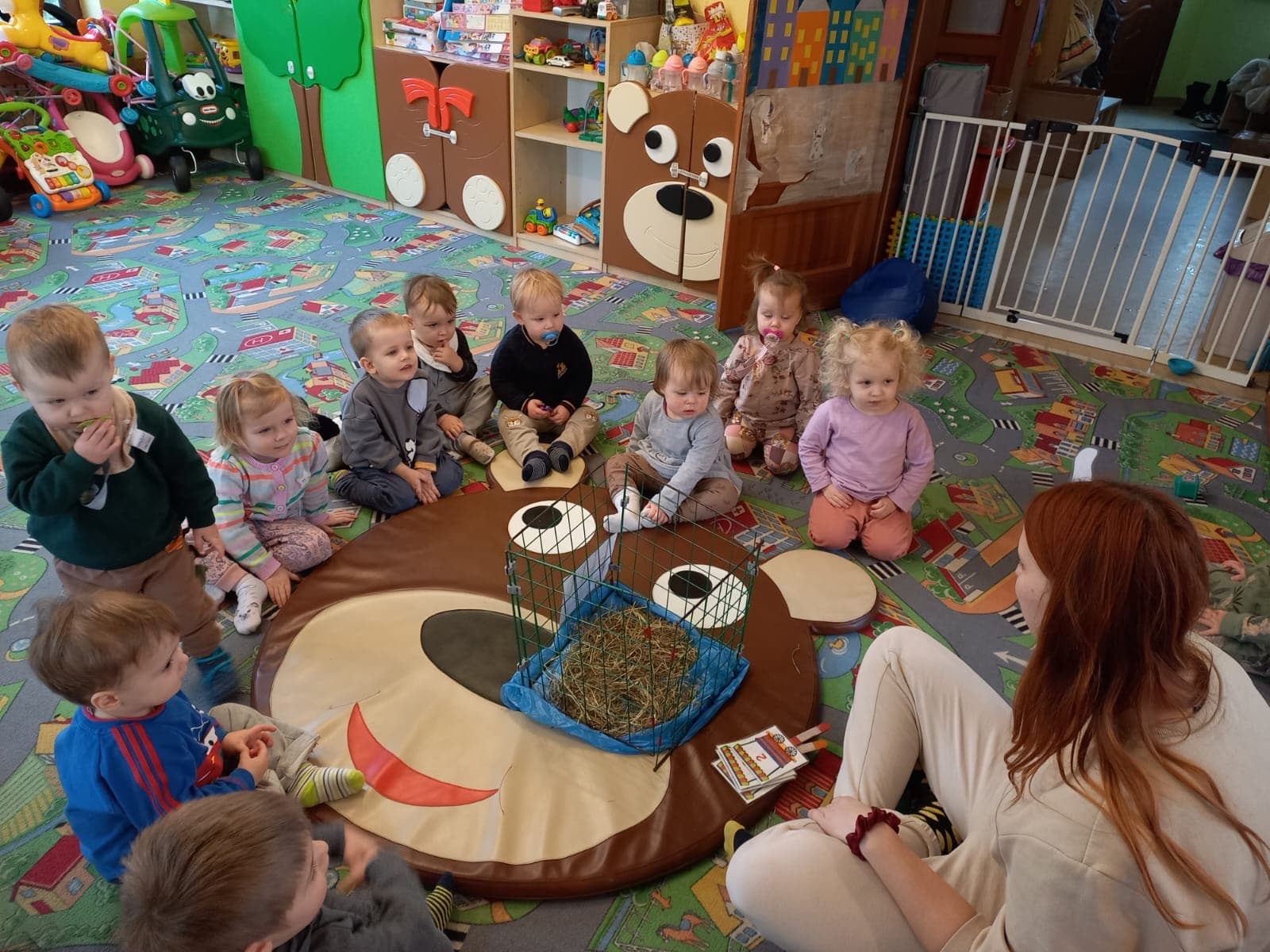 Dzieci podczas zajęć w klubiku