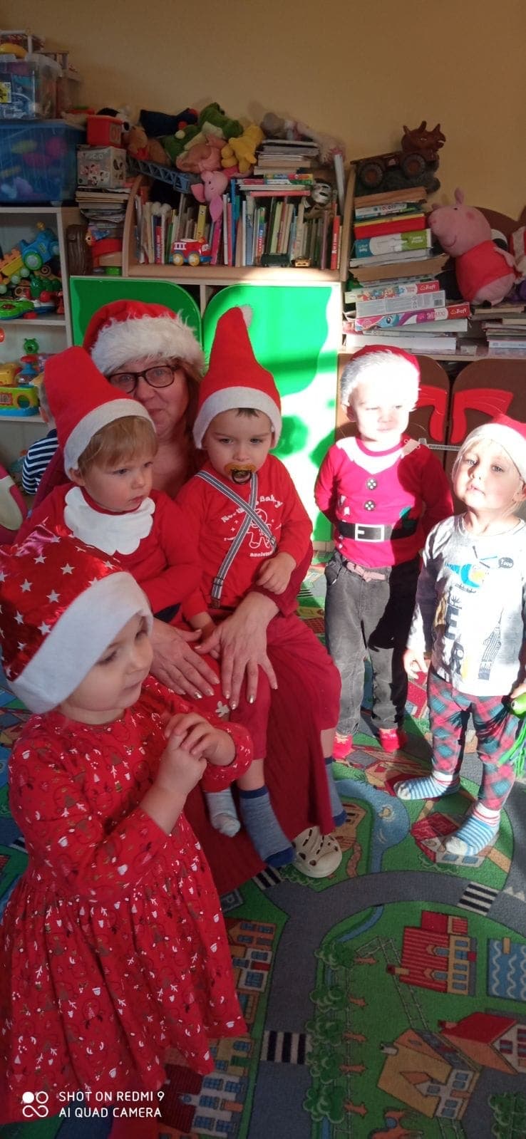 Dzieci podczas zajęć w klubiku