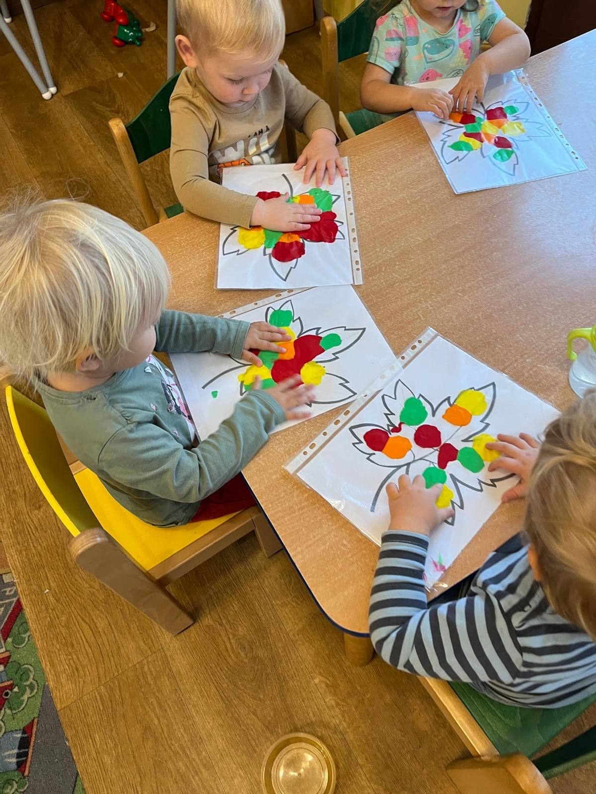 Dzieci podczas zajęć w klubiku