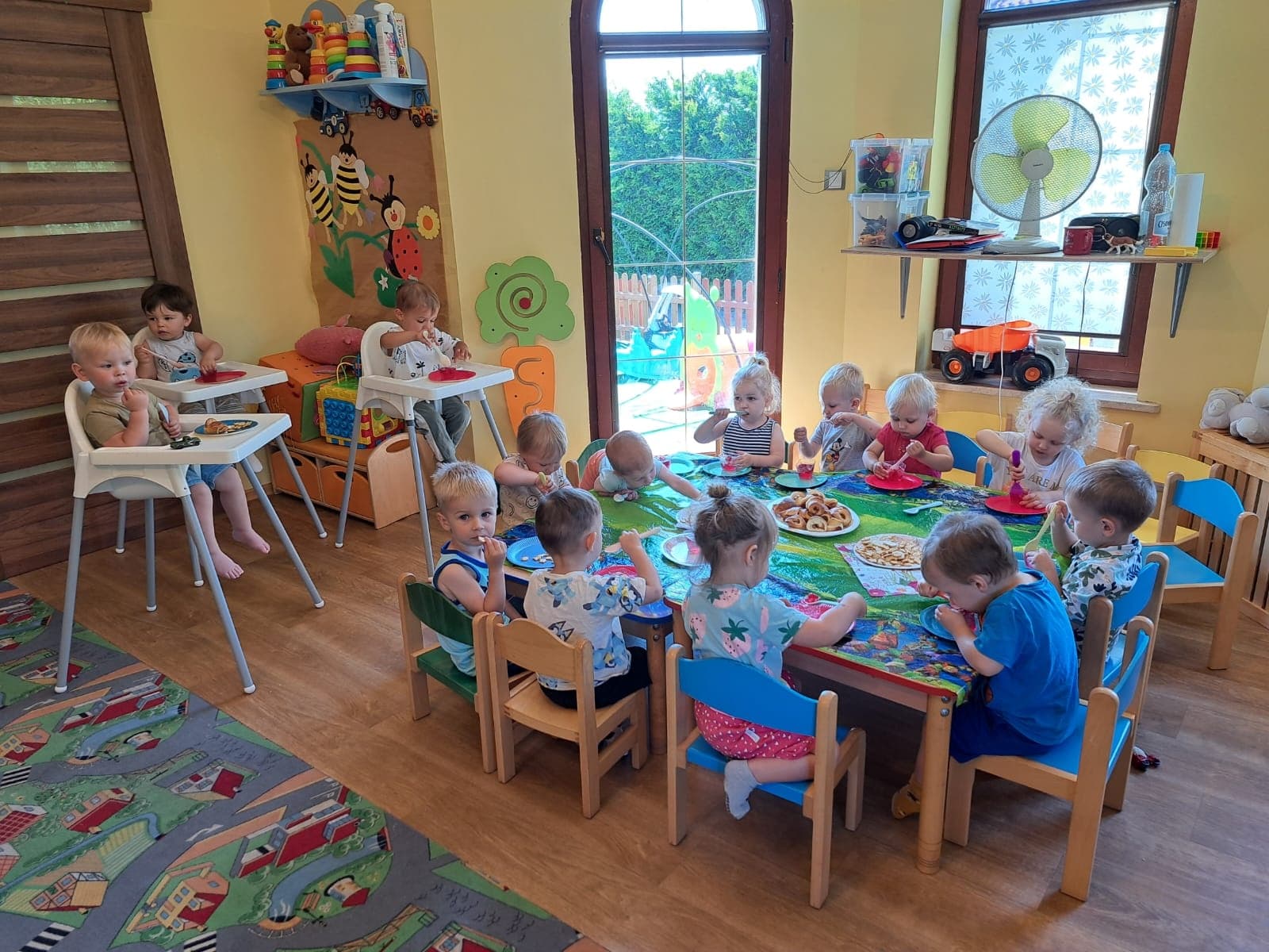 Dzieci podczas zajęć w klubiku