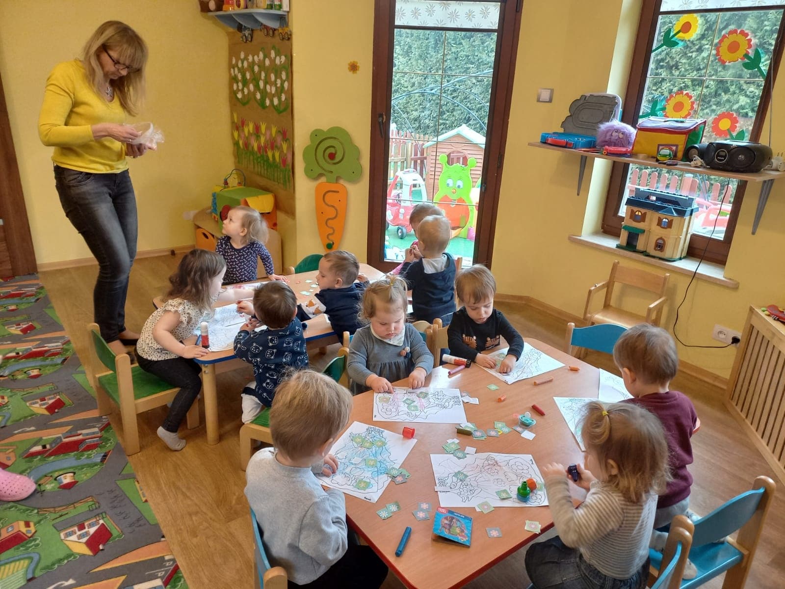 Dzieci podczas zajęć w klubiku